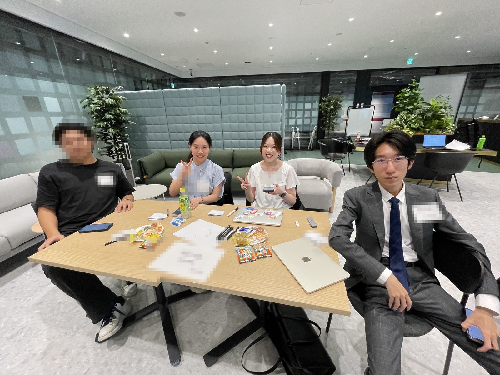 チームのテーブルに学生4人が並んで座っている様子